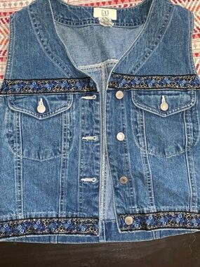 GAP vintage 100% cotton blue button down denim vest embroidered trim